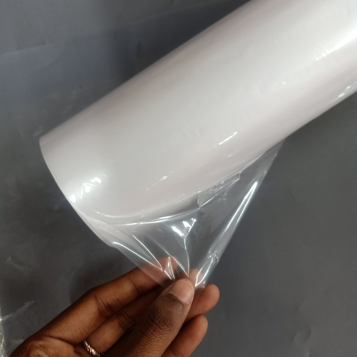 నిగనిగలాడే థర్మల్ లామినేషన్ రోల్ 330 mm x 150 మీటర్ x 27 మైక్రాన్ లామినేటింగ్ రోల్ ఫిల్మ్